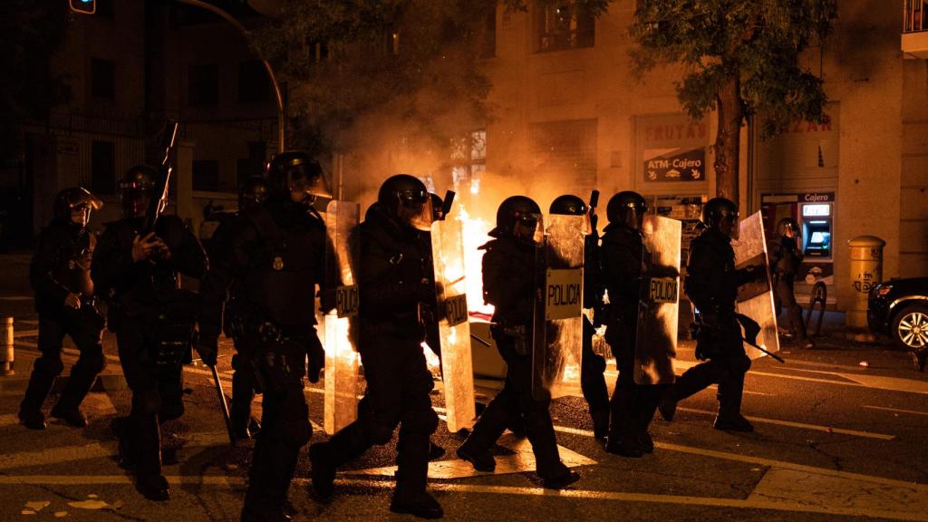 Los agentes de las UIP, en plena carga ante los radicales de la manifestación de Ferraz.