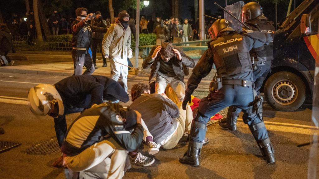 Manifestantes contra la policía en Ferraz el pasado martes.