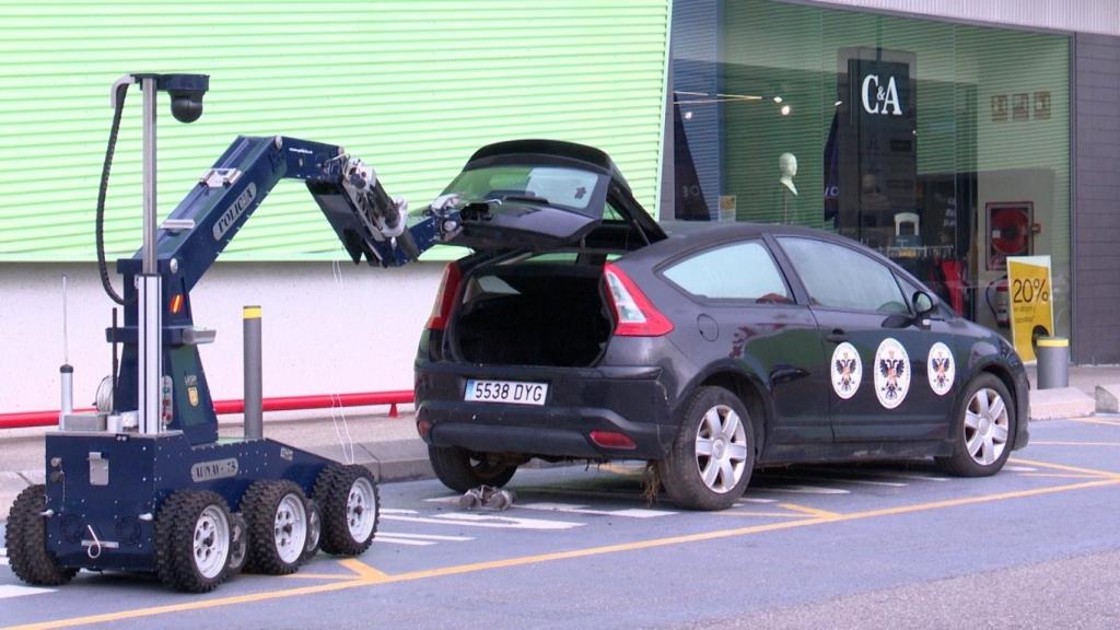 Un robot de la Policía Nacional inspecciona el supuesto coche bomba.