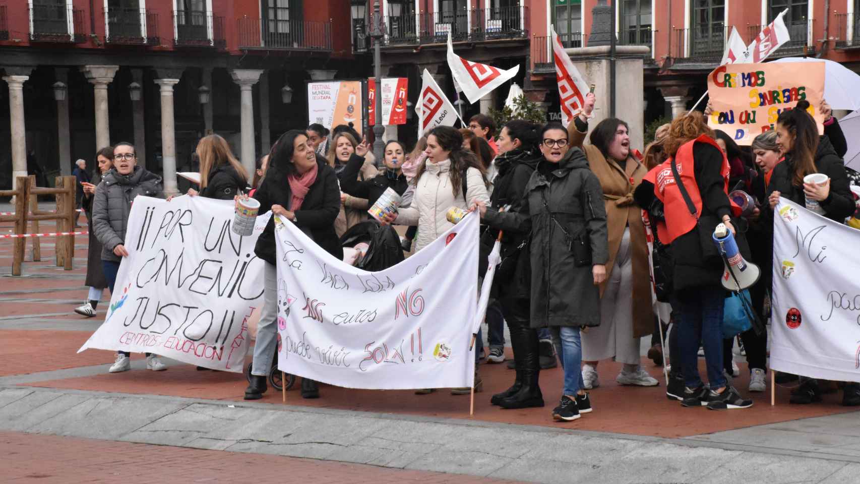 Trabajadoras de escuelas infantiles de Castilla y León se concentran en la Plaza Mayor de Valladolid en su tercer día de huelga