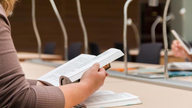 Una estudiante en una biblioteca.