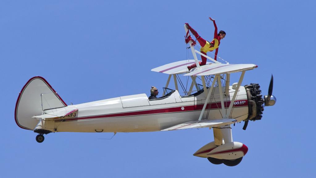 Ainhoa Sánchez realiza coreografías en su avión junto al piloto David Jiménez