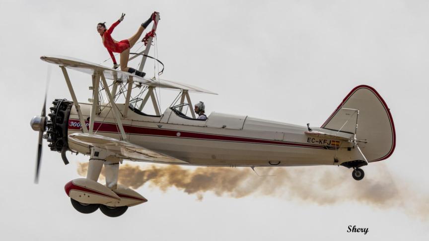 Ainhoa Sánchez con el piloto Fran Sirvent