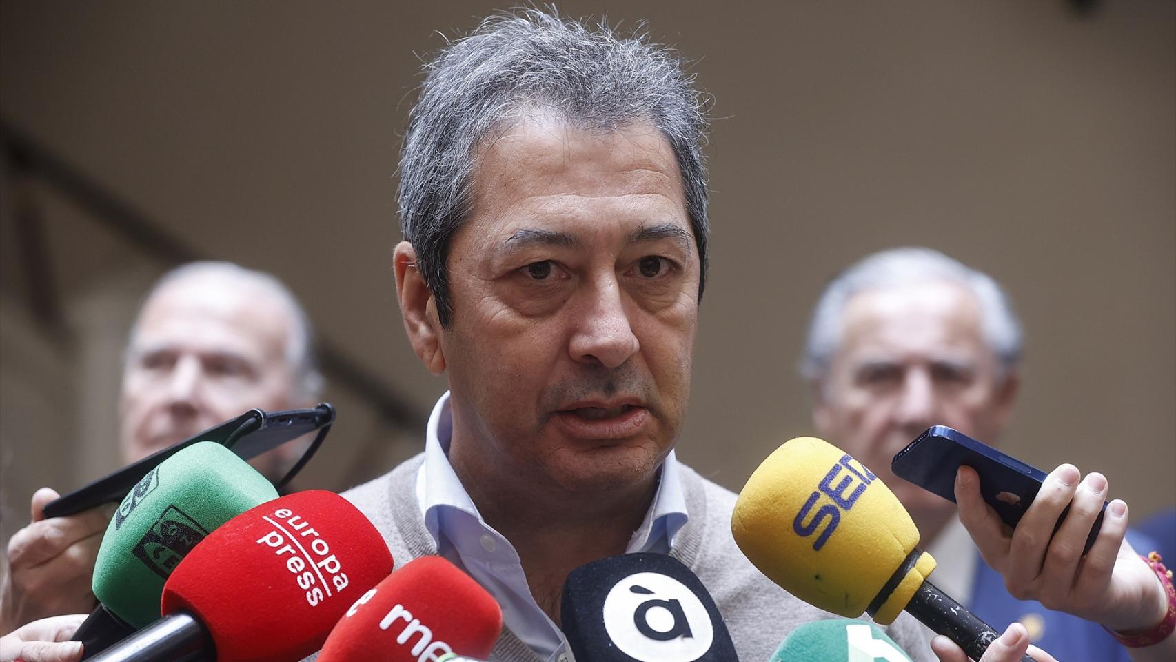 El vicepresidente primero del Gobierno valenciano y conseller de Cultura y Deporte, Vicente Barrera, atendiendo a los medios de comunicación