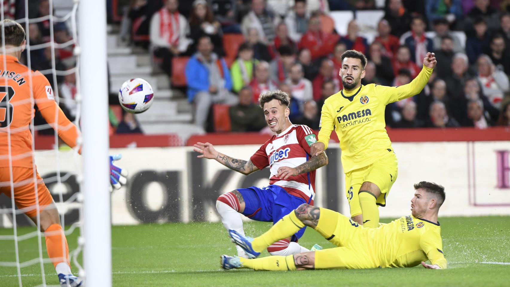 Los jugadores del Villarreal, en acción defensiva.