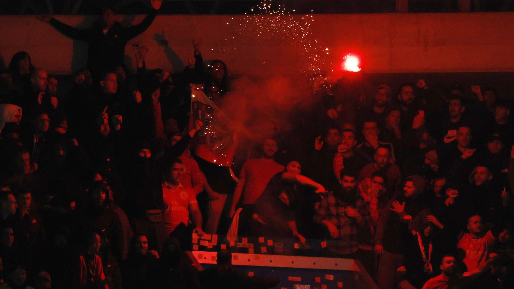 Momento en el que los ultras del Benfica lanzan una bengala en el partido ante la Real Sociedad.