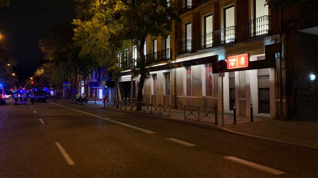 La sede del PSOE en Ferraz, Madrid, permanece vacía a las 20:48 horas del miércoles, 8 de noviembre.