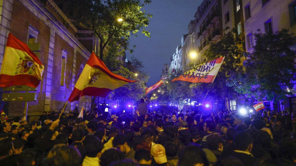 Centenares de personas participan en la manifestación convocada contra la amnistía este miércoles.