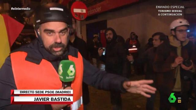 La aplaudida reacción del reportero de laSexta a un insulto homófobo en las protestas contra la amnistía