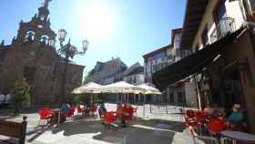 El pueblo de Castilla y León con el precio medio más barato para comprar una casa, con la Plaza del Ayuntamiento de fondo