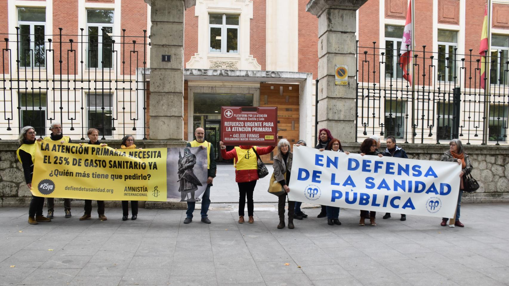 Representantes de la Plataforma por la Atención Primaria de Castilla y León frente a la Consejería de Sanidad