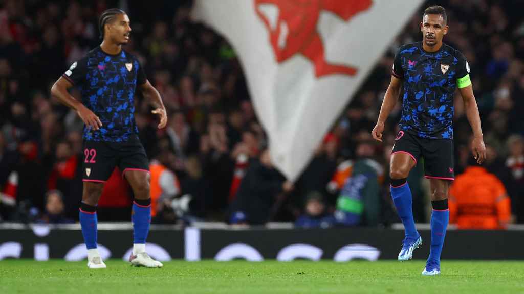 Badé y Fernando se lamentan por un gol del Arsenal