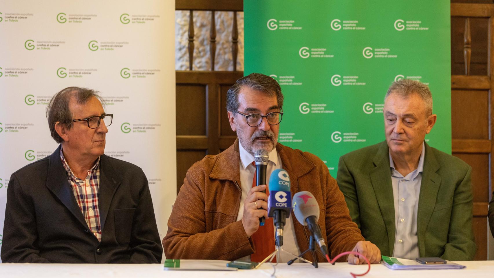 Fernando Jou, en el centro, presidente de la Asociación Española Contra el Cáncer (AECC) en Toledo.