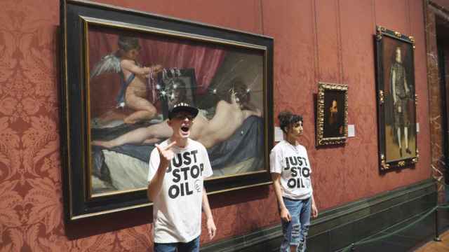 Imagen de los dos jóvenes de Just Stop Oil que atacaron el pasado lunes la Venus de Velázquez en la National Gallery de Londres.