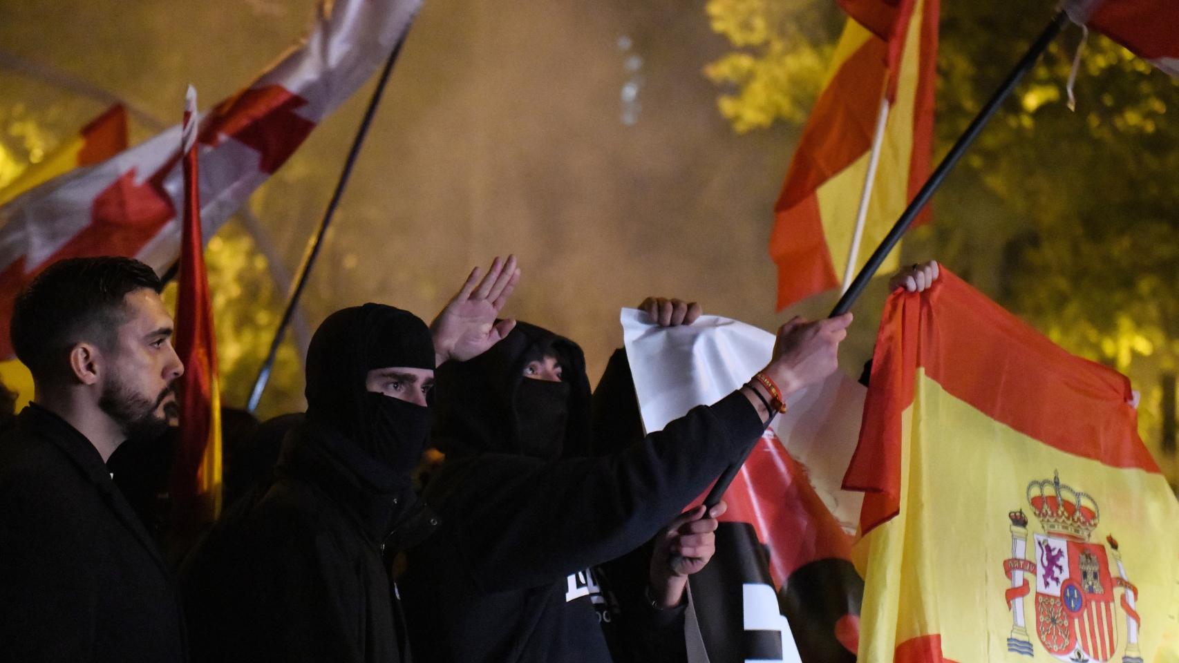 Decenas de manifestantes con banderas se enfrentan a la Policía.