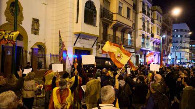 Decenas de ciudadanos se concentran en las puertas de la sede del PSOE de Sevilla contra la Ley de Amnistía.