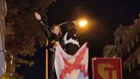 Isabel Peralta realizando saludos nazis en las manifestaciones contra el PSOE