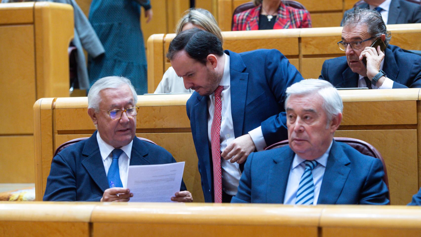 El senador del PP Javier Arenas (izquierda) durante la sesión plenaria de este miércoles en el Senado.