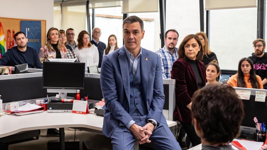 Pedro Sánchez, secretario general, reunido con los trabajadores del PSOE en la sede de Ferraz, este miércoles.