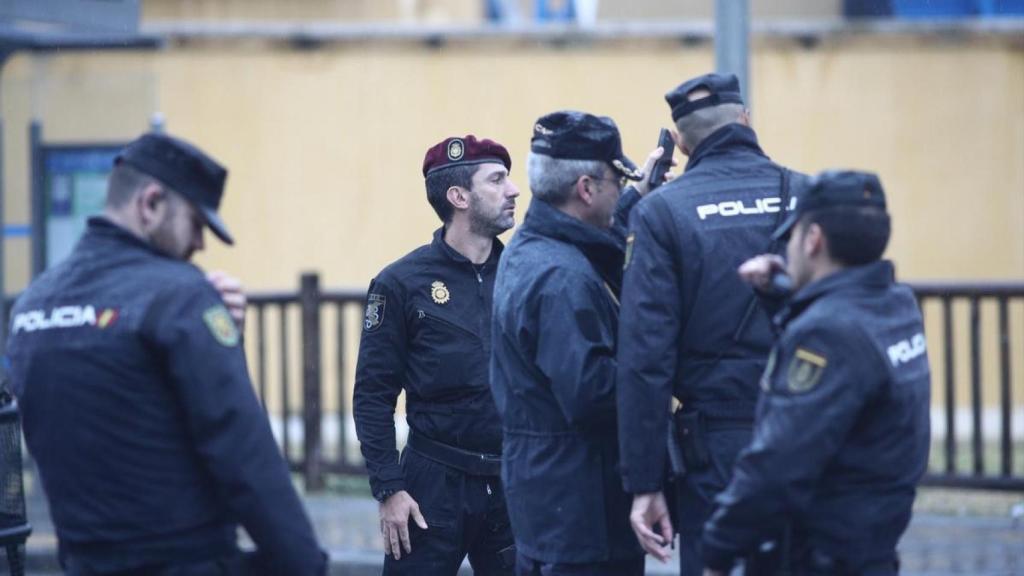 Agentes de la Policía Nacional a las puertas de un CIE.