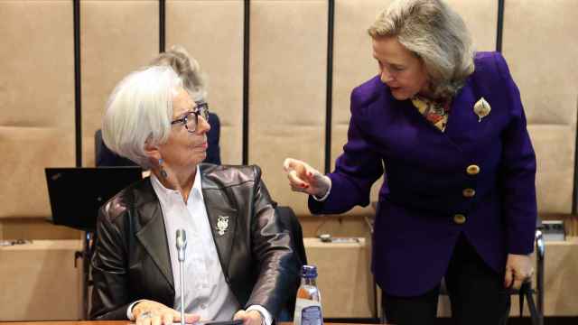 La vicepresidenta Nadia Calviño conversa con la presidenta del BCE, Christine Lagarde, durante una reunión este miércoles en Bruselas