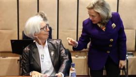 La vicepresidenta Nadia Calviño conversa con la presidenta del BCE, Christine Lagarde, durante una reunión este miércoles en Bruselas