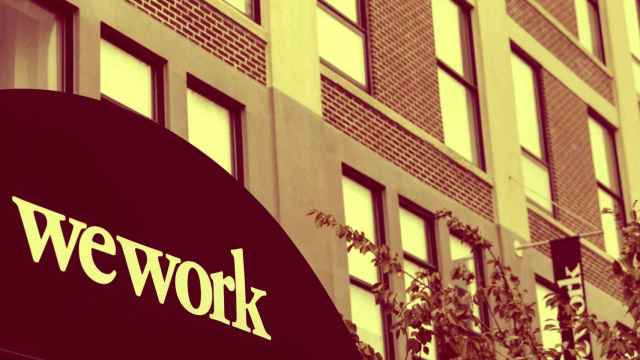 Un logo de WeWork en un edificio del barrio de Queens, en Nueva York.