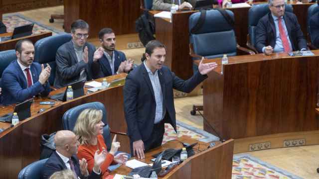 El secretario general del PSOE-Madrid, Juan Lobato, interviene durante un pleno en la Asamblea de Madrid.