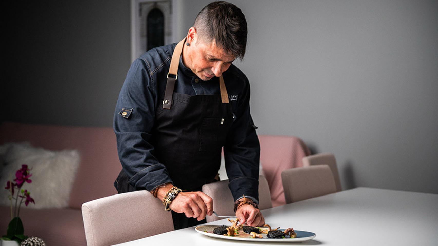 Víctor Comín emplatando una de sus recetas a domicilio.