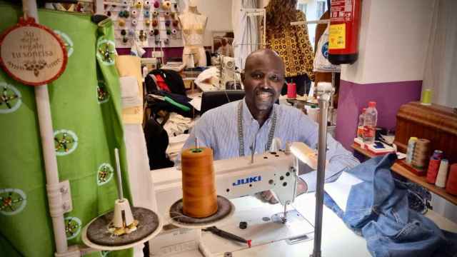 Mamadou, en su taller de costura.