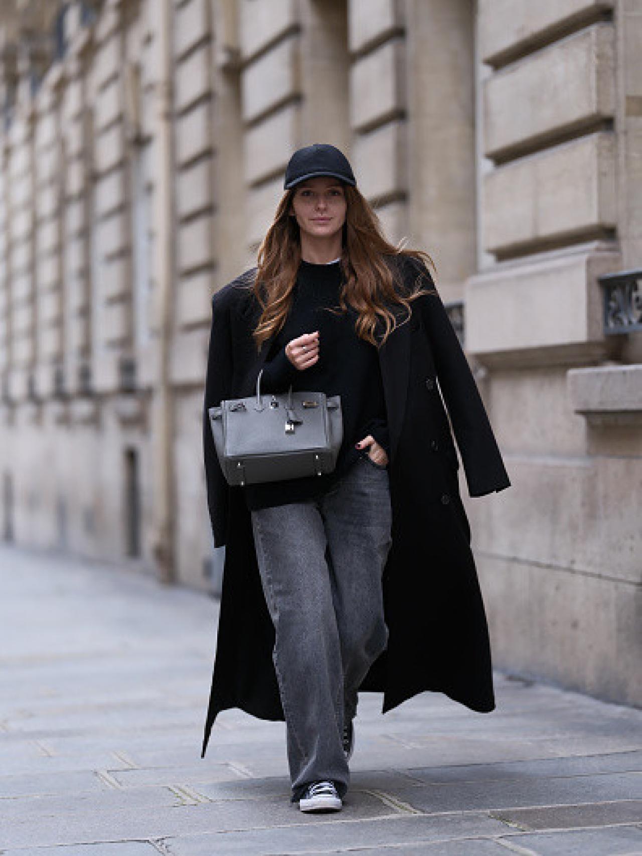 Mujer con jeans oversize 'street style'