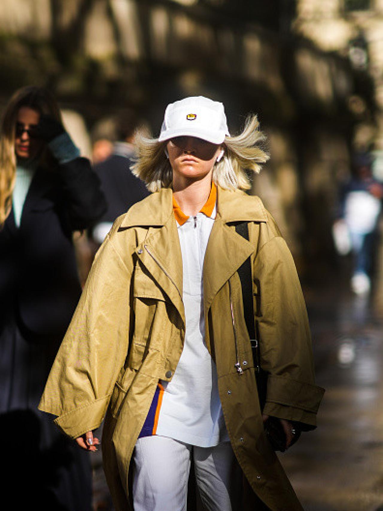 Mujer luciendo una gorra en 'street style'