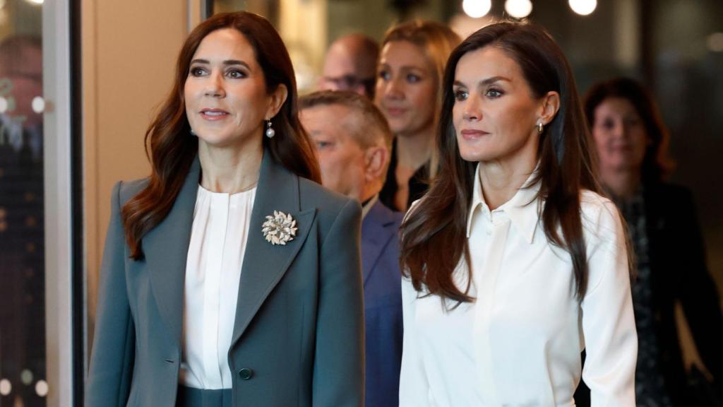 La Reina, junto a la princesa Mary de Dinamarca.