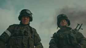 Una escena del anuncio ruso para alistarse al ejército muestra a dos soldados orinando sobre un tanque.