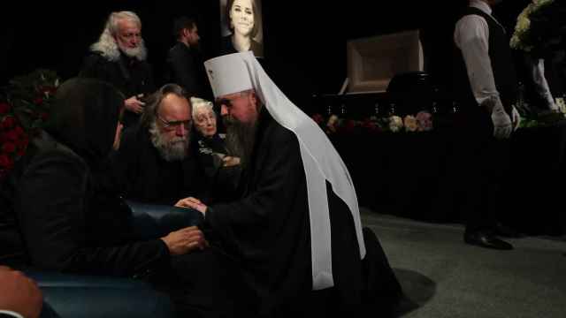 El filósofo Aleksandr Dugin durante el funeral de su hija, asesinada en un atentado.