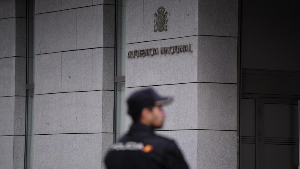 Un agente de policía frente a la sede de la Audiencia Nacional.