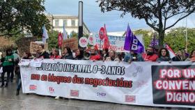 Trabajadoras de escuelas infantiles se concentran en la plaza de Pontevedra