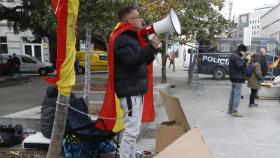 Un hombre de 28 años se ha encadenado a un árbol en la plaza de las Cortes, frente al Congreso.