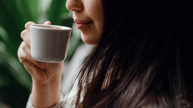 Imagen de una mujer tomando un café.