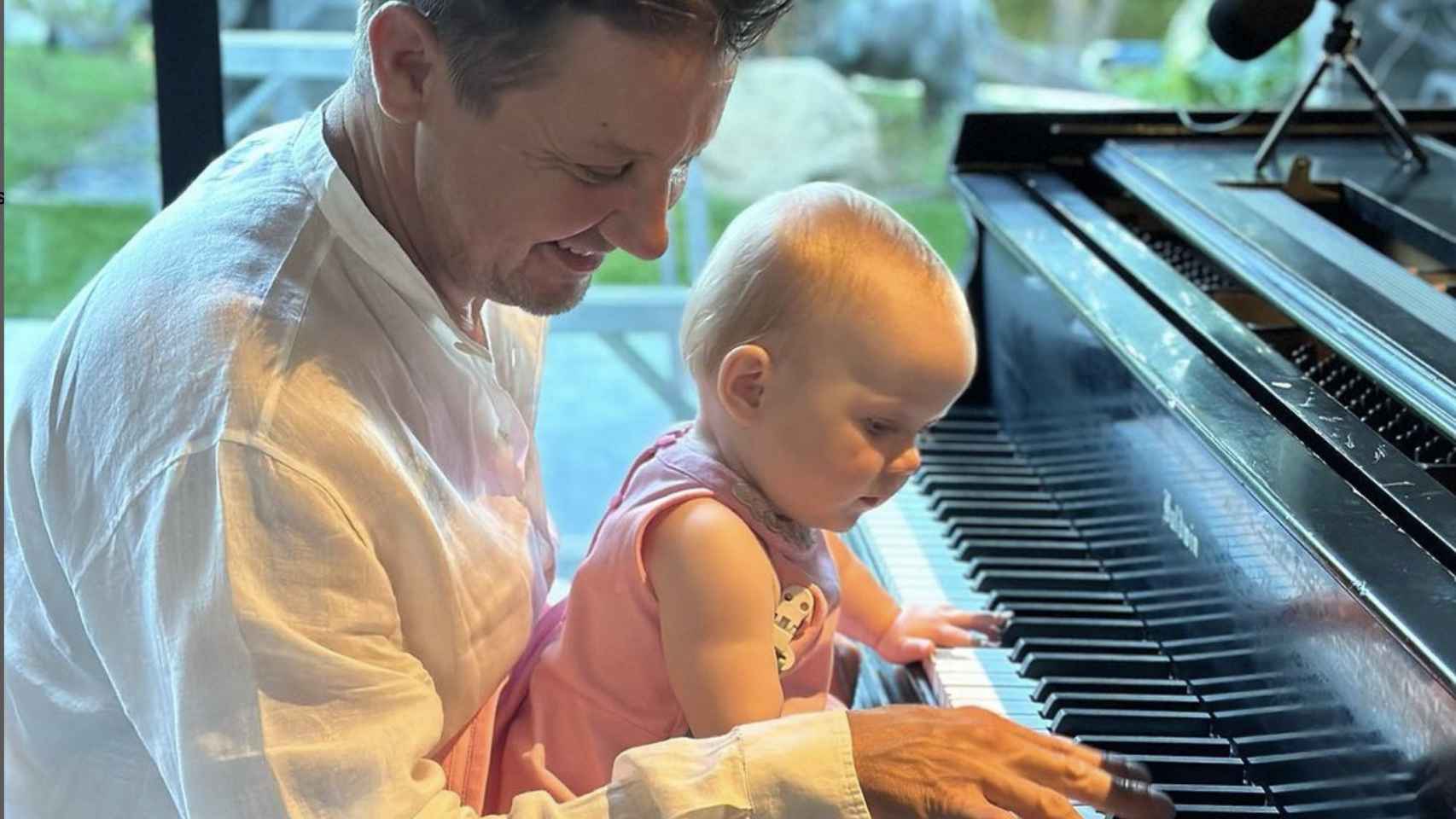 Jeremy Renner con su sobrina en una publicación en Instagram