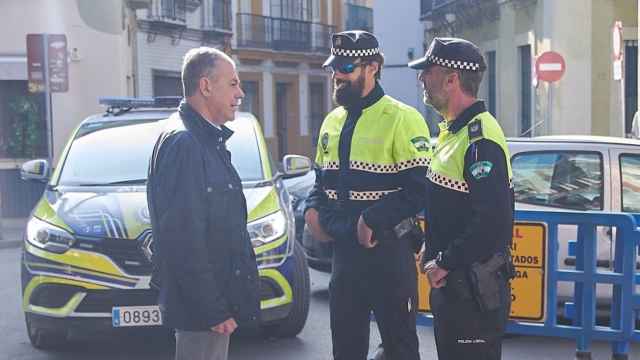 El alcalde de Sevilla, José Luis Sanz, junto a dos agentes de Policía Local.