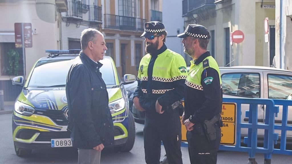 El alcalde de Sevilla, José Luis Sanz, junto a dos agentes de Policía Local.