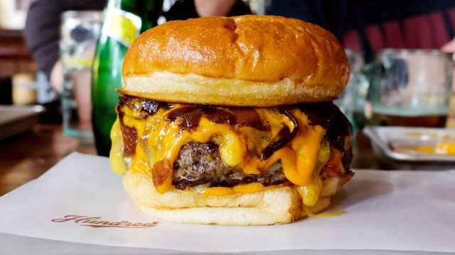 Hamburguesa de Hundred, hamburguesería calificada como la segunda del mundo y la mejor de Europa por Burgerdudes. EE