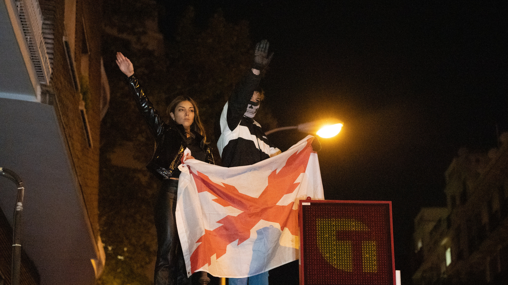 Isabel Peralta realizando saludos nazis en las manifestaciones contra el PSOE
