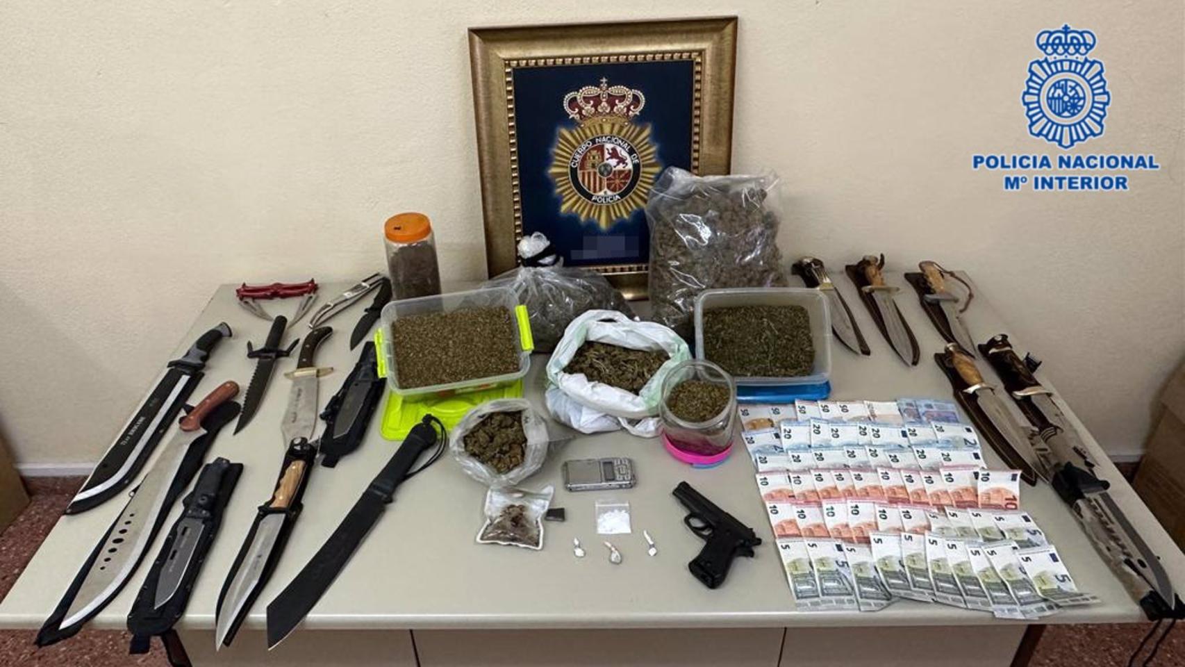 Drogas, armas y otros efectos incautados por la Policía Nacional.