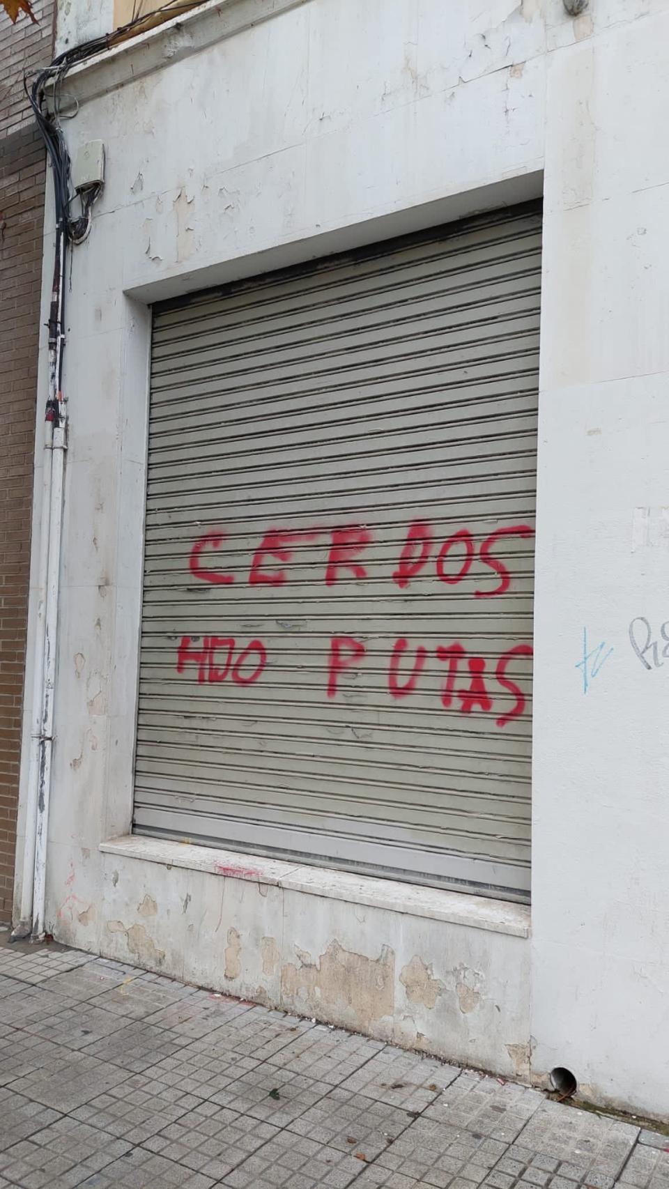 La sede del PSOE de Burgos aparece con pintadas e insultos