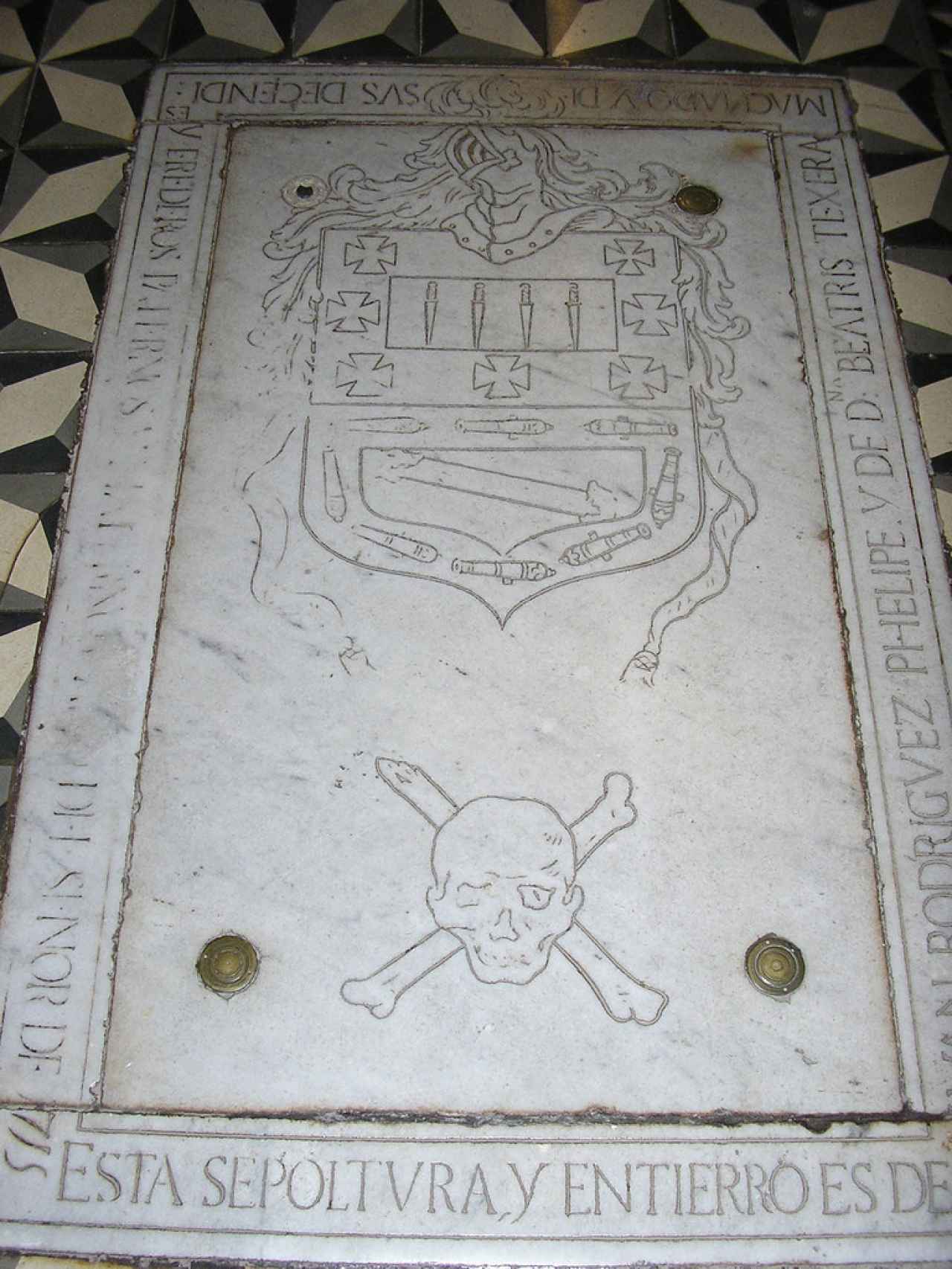 Lápida de mármol de la cripta de Amaro.