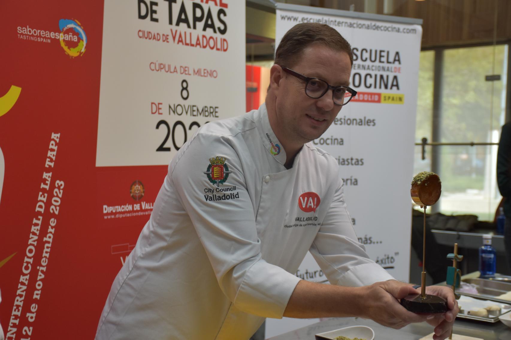 Teo Rodríguez, del restaurante Trasto de Valladolid, con su 'Pucela roll'