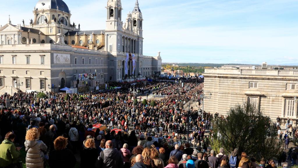 Cientos de personas en los alrededores de la catedral de la Almudena por el día de la patrona, este jueves.