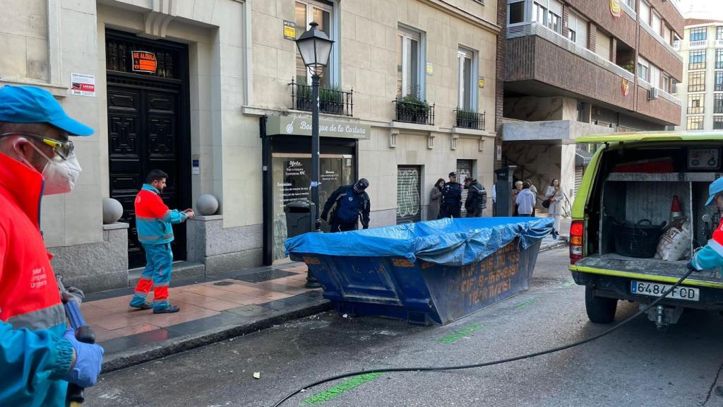 La cuba de obras de la calle Núñez de Balboa, justo el lugar en el que ha sido tiroteado Alejo Vidal-Quadras.